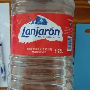 Agua mineral natural