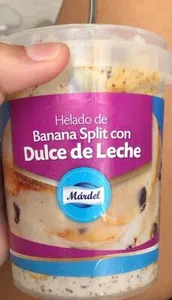 Helado de banana split con dulce de leche