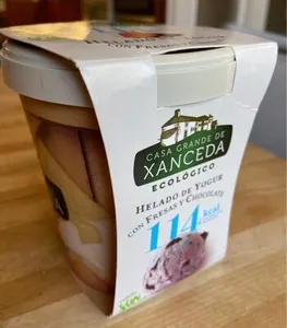 Helado de yogur con fresas y chocolate