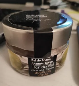 Flor de sal en escamas con aceituna verde