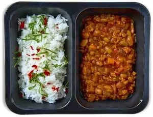 Rostlinné chilli s fazolemi a jasmínovou rýží