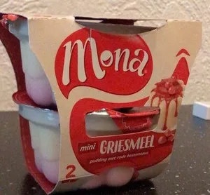 Griesmeelpudding met rode bessensaus